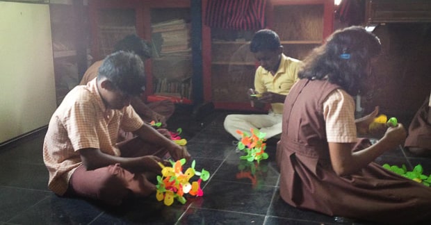 DIY clothespin was used as a building toy by kids in India